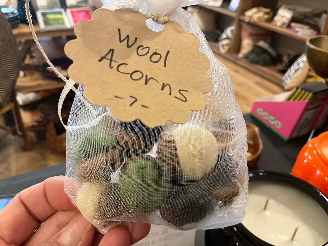 Wool Acorns / set of 7