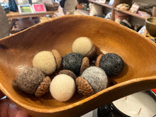 Wool Acorns / set of 7